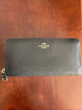 COACH | Continental Pebbled Leather Zipper Wallet